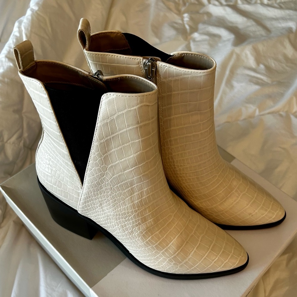NWT Women’s White Faux Snake Skin Ankle Booties